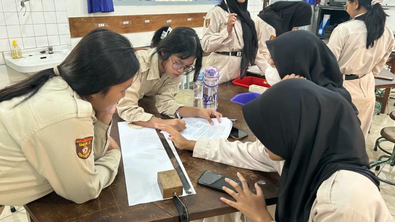 Siswa melakukan praktikum gaya gesek