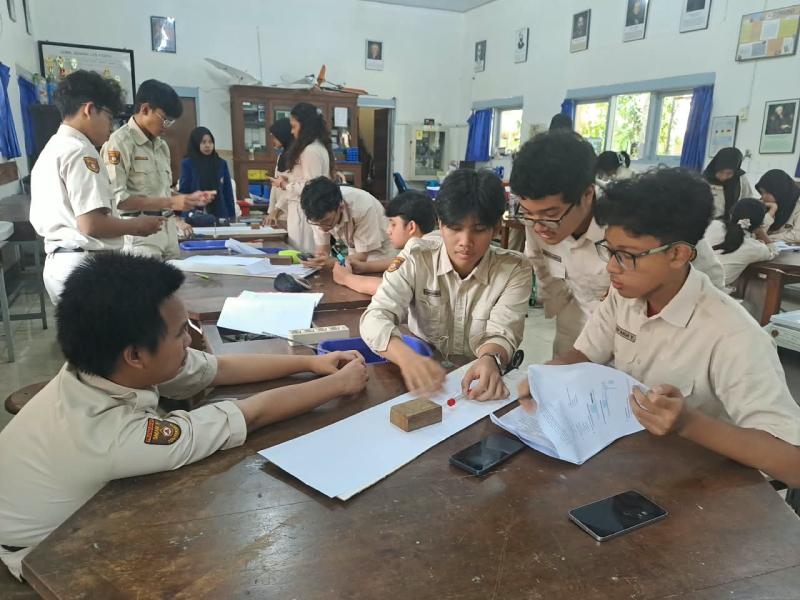 Siswa melakukan pengukuran dalam praktikum